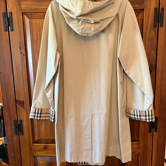 BURBERRY Vintage Raincoat w/Hood - Picture 8 of 16
